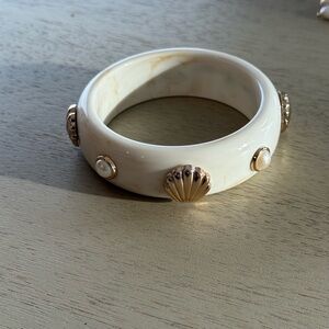 Elegant Cream and Gold Shell Bangle
